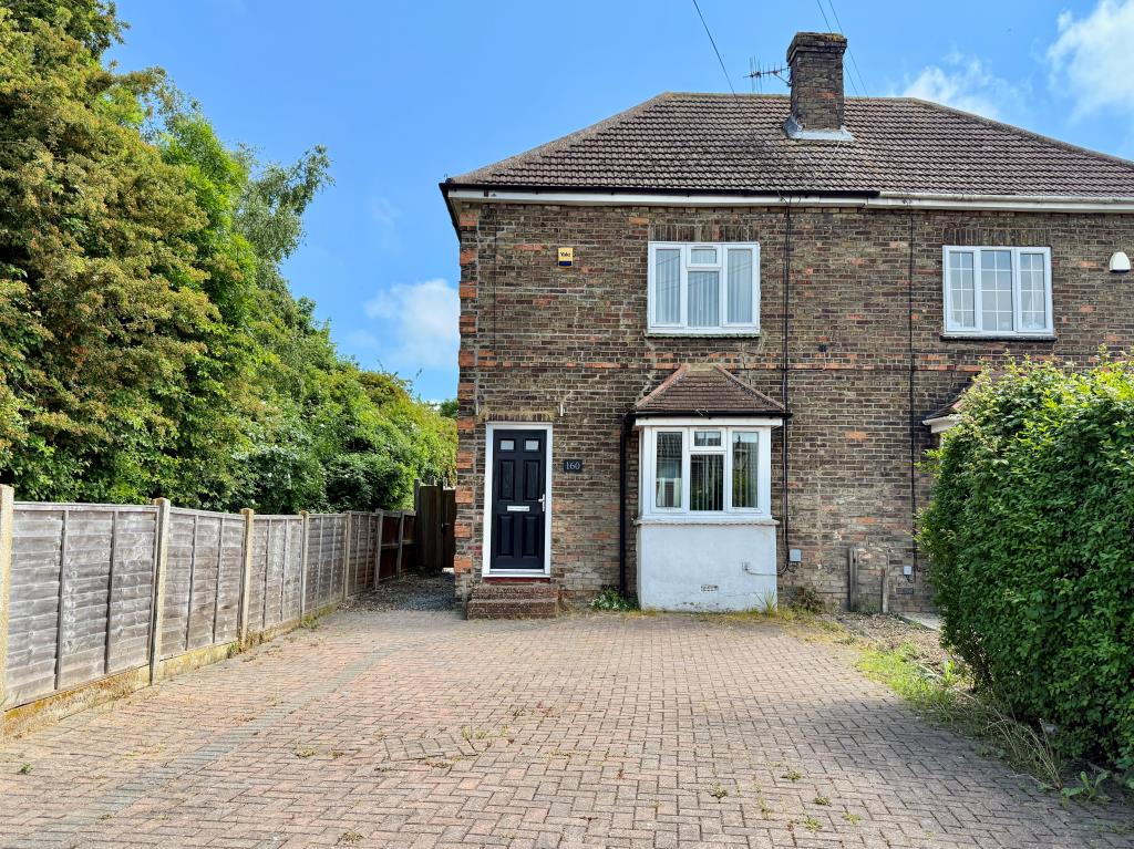 Lot: 119 - SEMI-DETACHED HOUSE IN NEED OF STRUCTURAL REPAIR - Semi-detached house with driveway